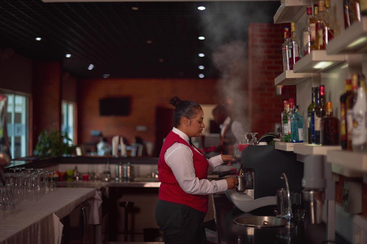 Hotel The Boma Nairobi Exterior foto A barista at work