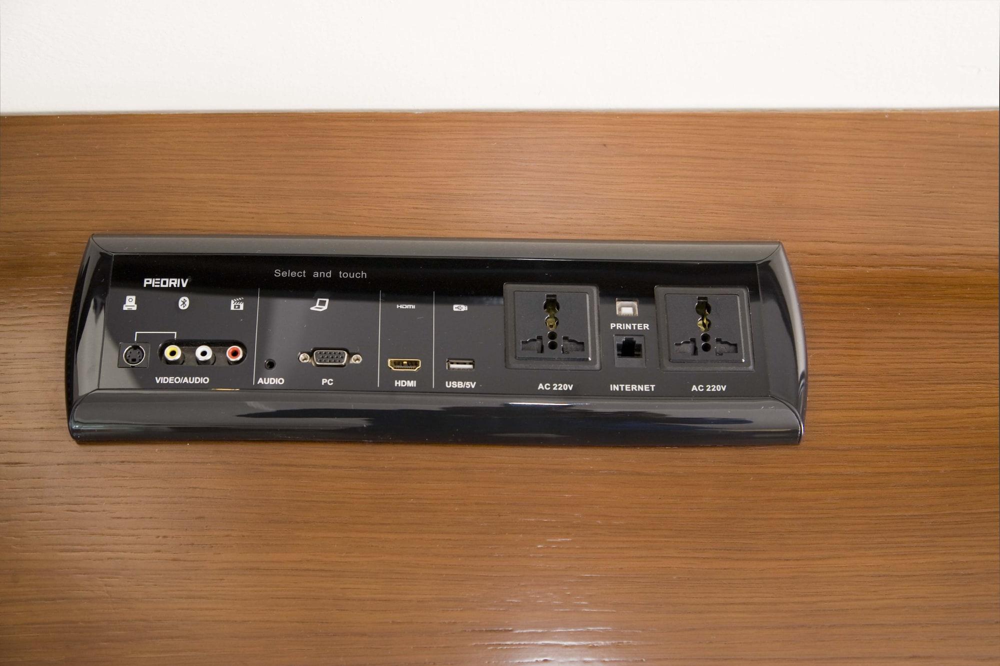 Hotel The Boma Nairobi Exterior foto A table-mounted power strip