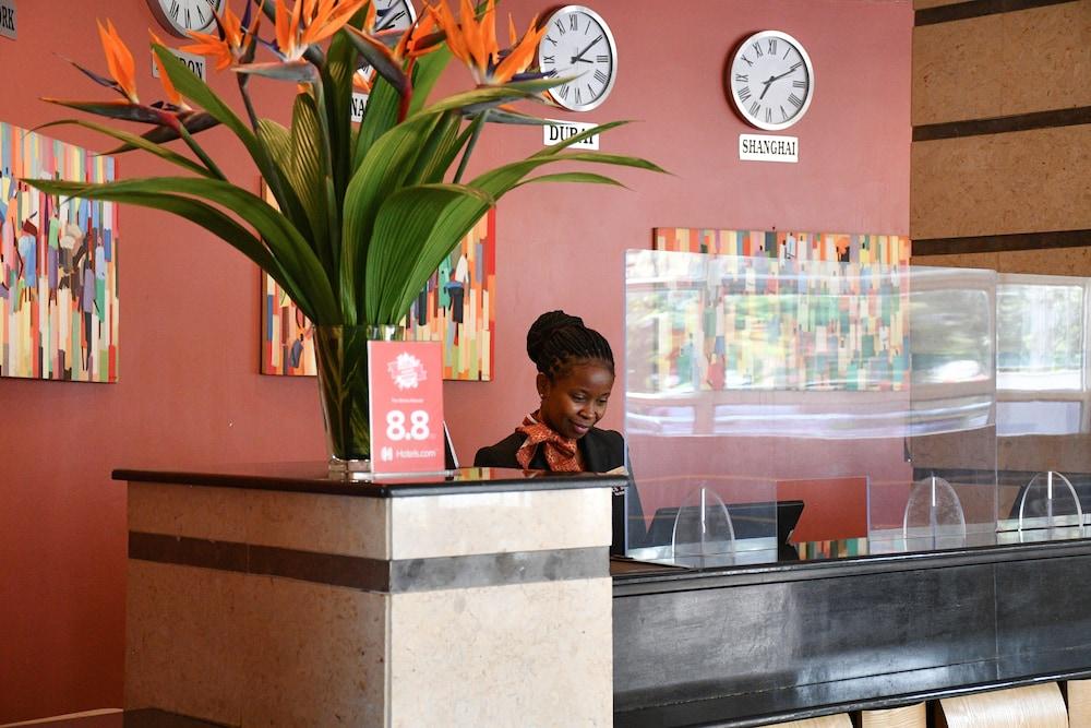 Hotel The Boma Nairobi Exterior foto A hotel receptionist in Kenya